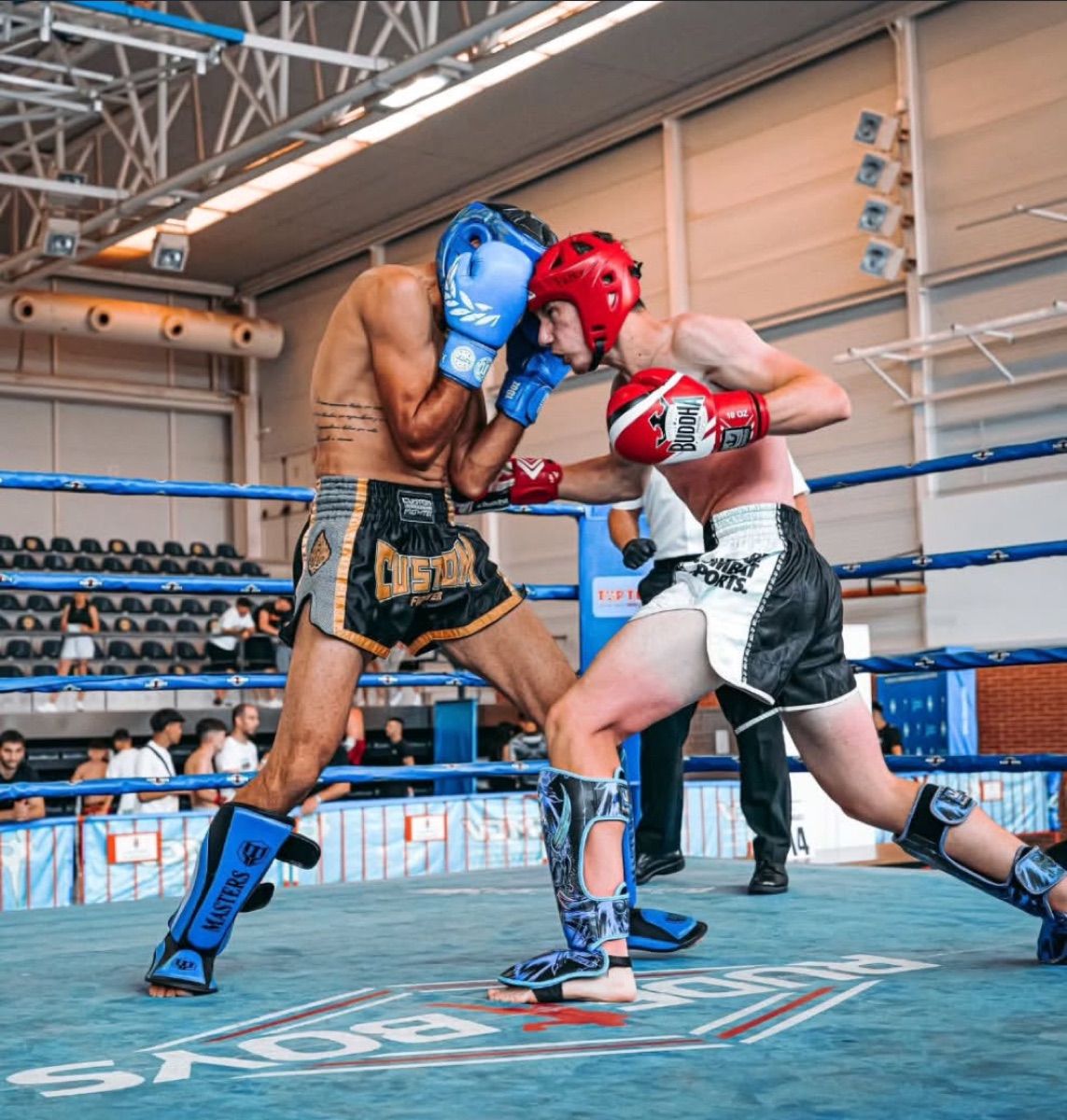 Adrián Tarazona compitiendo en kickboxing
