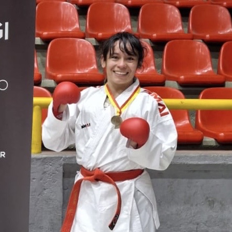 Vanessa Sierra con una medalla de karate